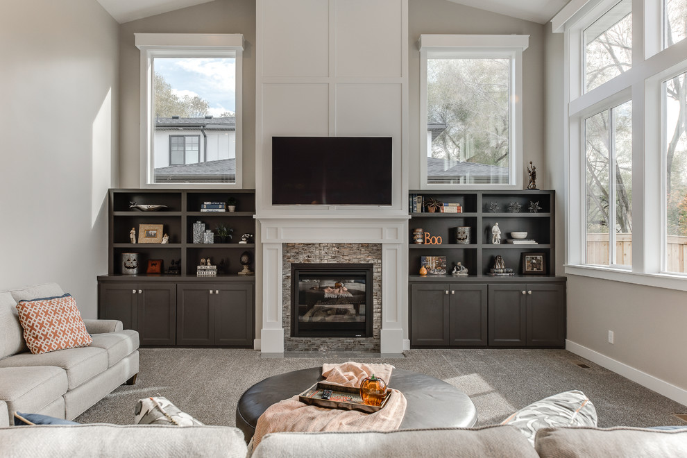 Modelo de sala de estar abierta clásica renovada de tamaño medio con paredes beige, moqueta, todas las chimeneas, marco de chimenea de baldosas y/o azulejos y televisor colgado en la pared