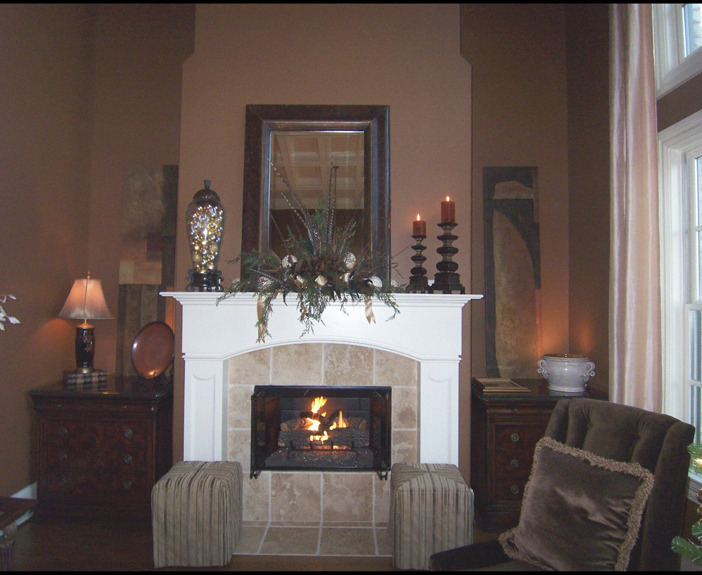 Inspiration pour une grande salle de séjour traditionnelle ouverte avec une cheminée standard et un manteau de cheminée en pierre.