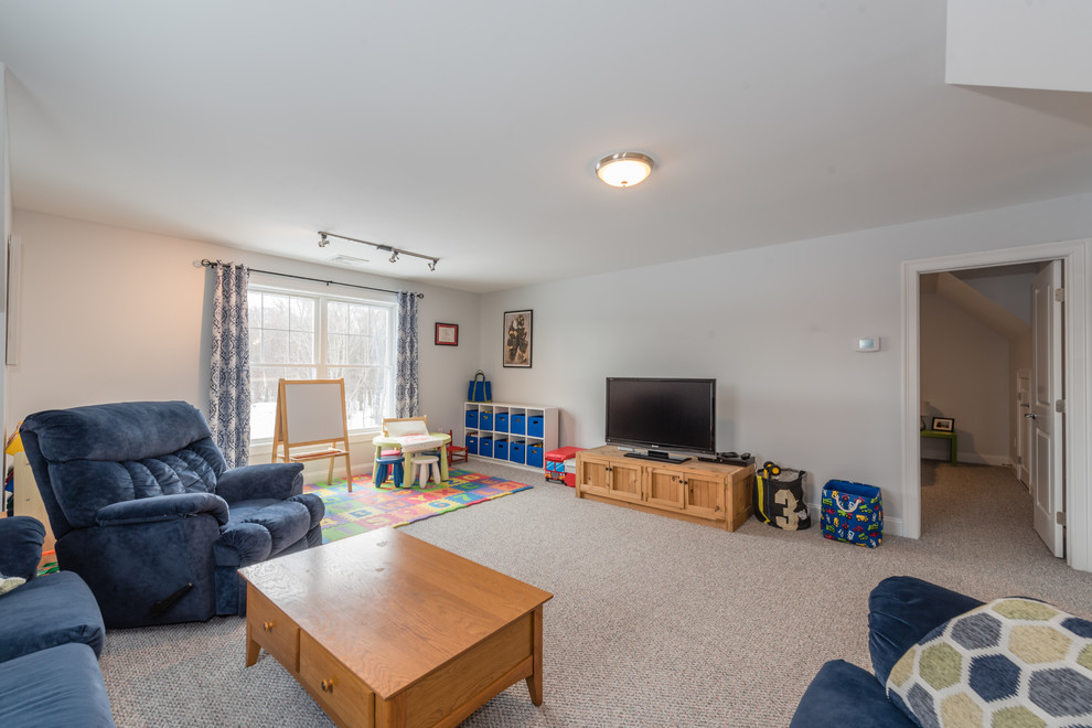 Foto de sala de estar cerrada clásica de tamaño medio sin chimenea con paredes grises, moqueta, televisor independiente y suelo beige