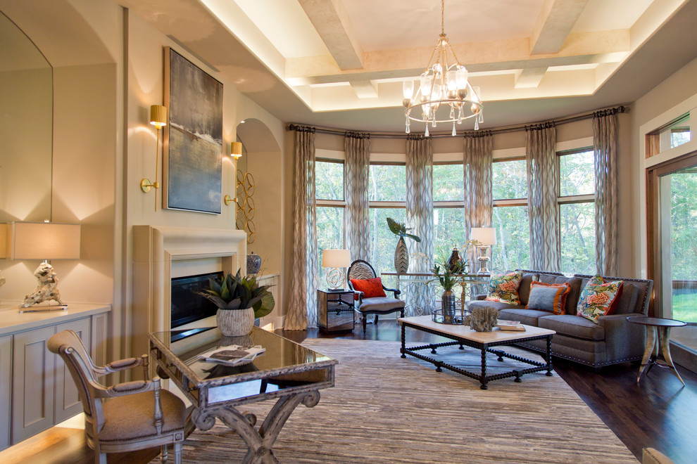Imagen de sala de estar abierta tradicional renovada grande con paredes beige, suelo de madera oscura, todas las chimeneas y marco de chimenea de baldosas y/o azulejos