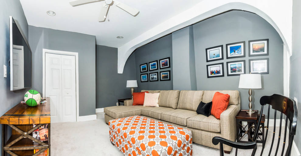Идея дизайна: изолированная гостиная комната среднего размера в классическом стиле с серыми стенами, ковровым покрытием и телевизором на стене без камина