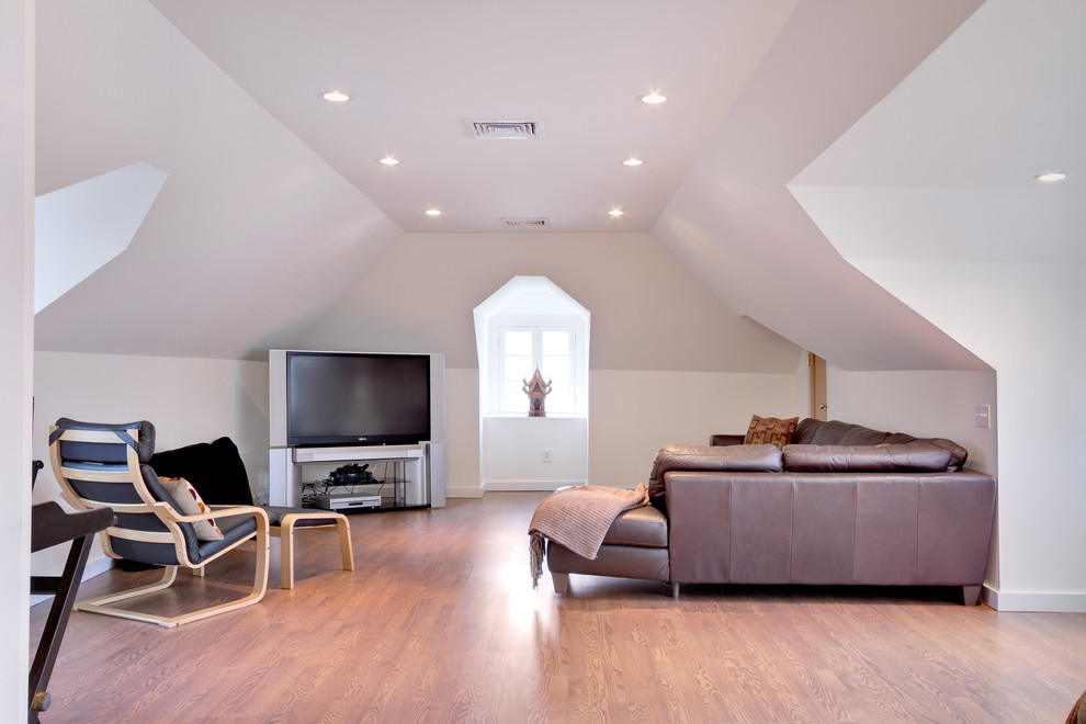 Immagine di un grande soggiorno design aperto con pareti bianche, pavimento in legno massello medio, nessun camino e TV autoportante