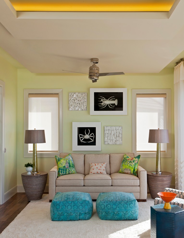 Modelo de sala de estar contemporánea con suelo de madera oscura y paredes verdes