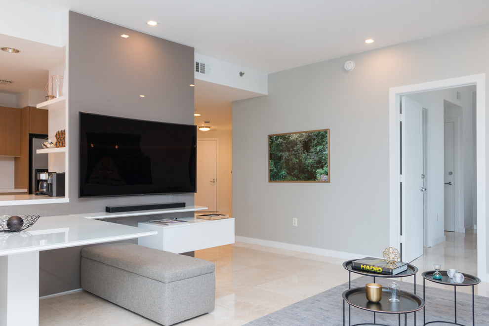 Kleines, Offenes Modernes Wohnzimmer mit brauner Wandfarbe, Kalkstein, Multimediawand und beigem Boden in Miami