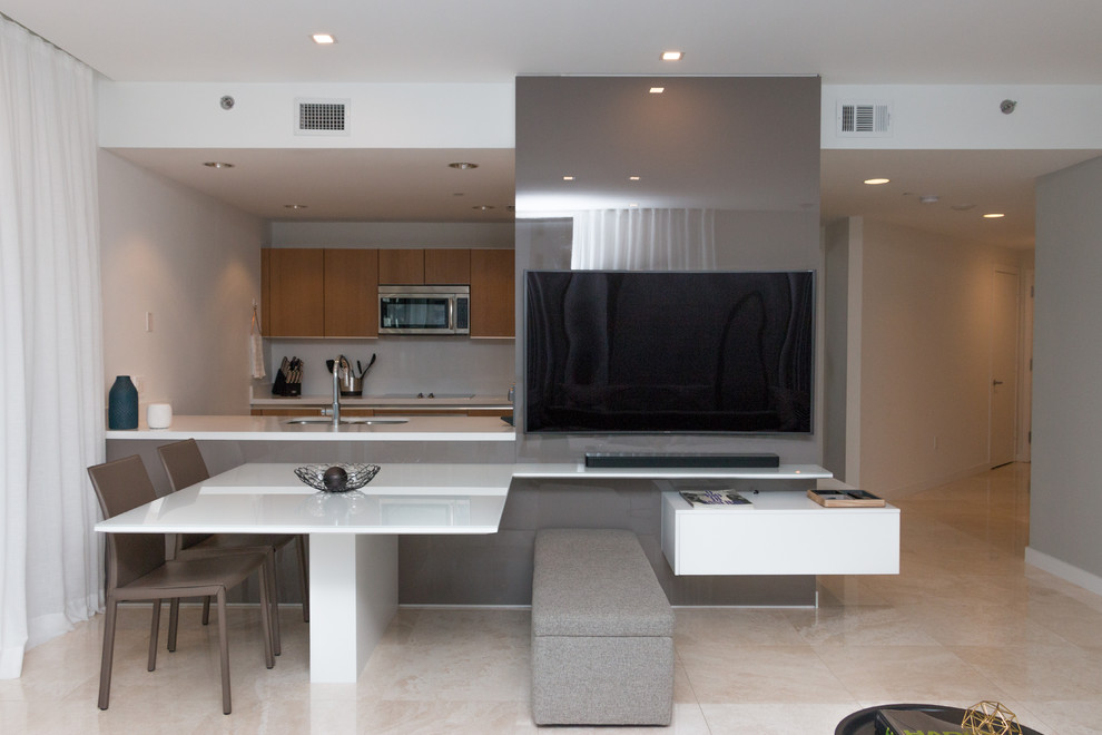 Exemple d'une petite salle de séjour tendance ouverte avec un mur marron, un sol en calcaire, un sol beige et un téléviseur encastré.