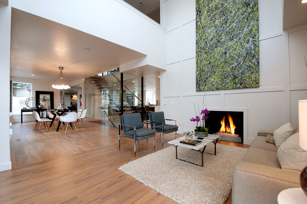 Ispirazione per un soggiorno minimal aperto con pareti bianche, pavimento in legno massello medio e camino classico