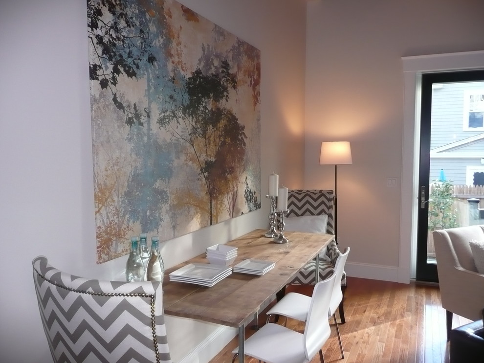 Immagine di un soggiorno contemporaneo di medie dimensioni e aperto con pareti grigie, parquet chiaro e pavimento beige
