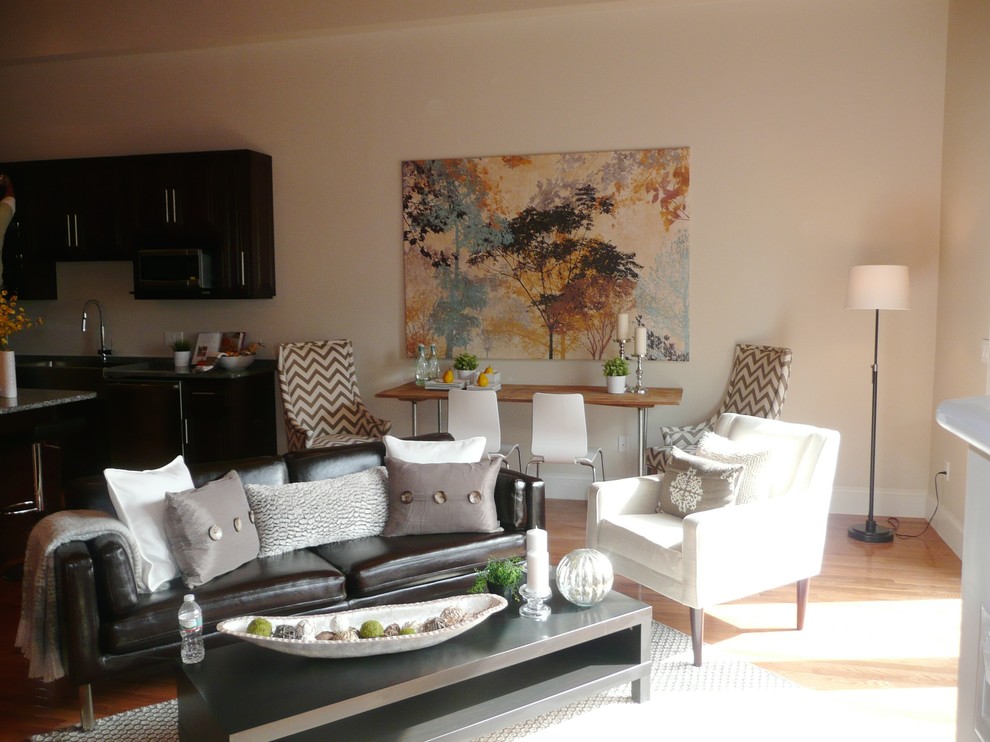 Immagine di un grande soggiorno minimal aperto con pareti grigie, parquet chiaro, TV autoportante e pavimento marrone
