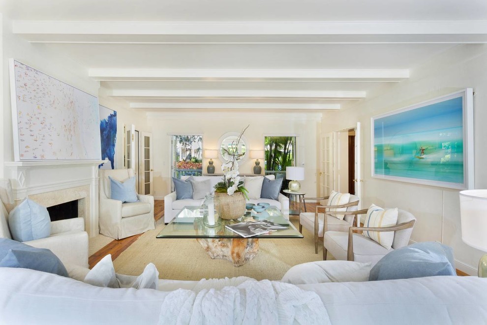 Immagine di un soggiorno stile marino di medie dimensioni e chiuso con pareti beige, parquet chiaro, camino classico, nessuna TV e pavimento beige