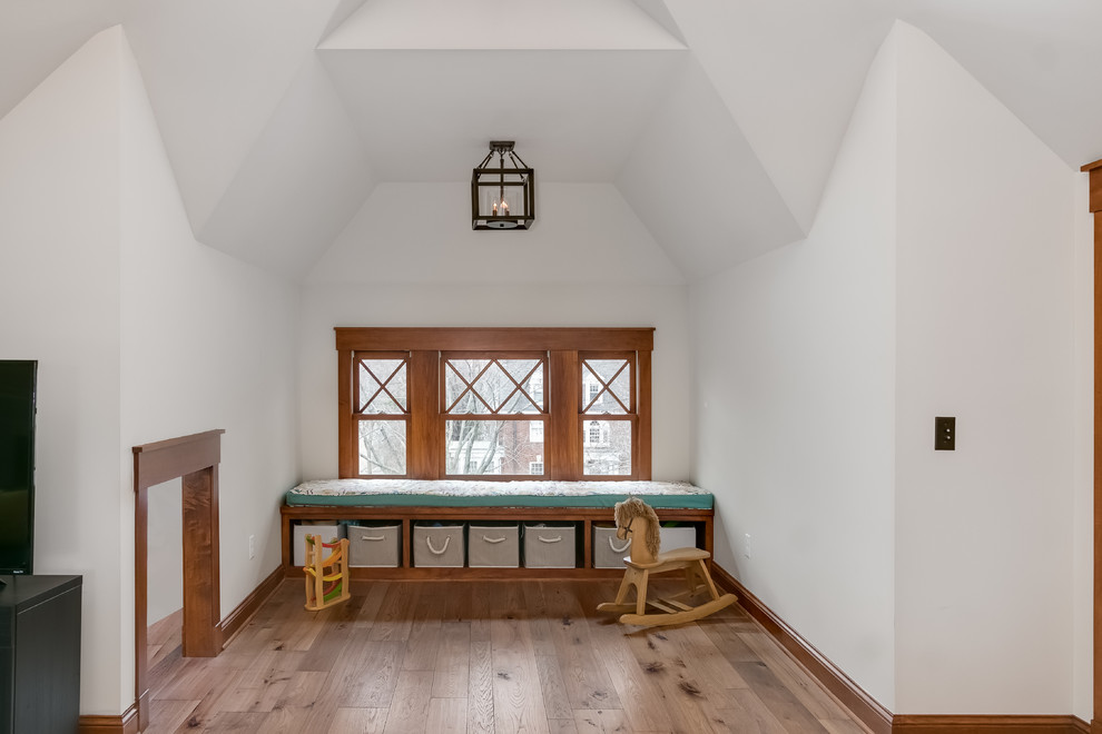Modelo de sala de estar con barra de bar tipo loft contemporánea grande sin chimenea con paredes blancas, suelo de madera clara, televisor independiente y suelo beige