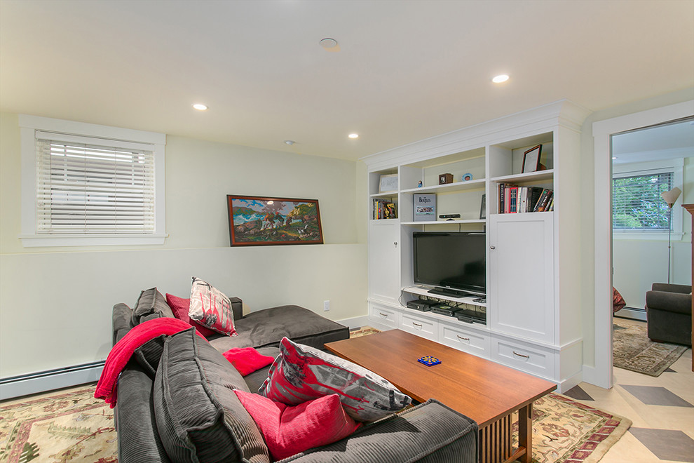 Modelo de sala de estar cerrada tradicional de tamaño medio sin chimenea con paredes beige, televisor independiente y suelo beige