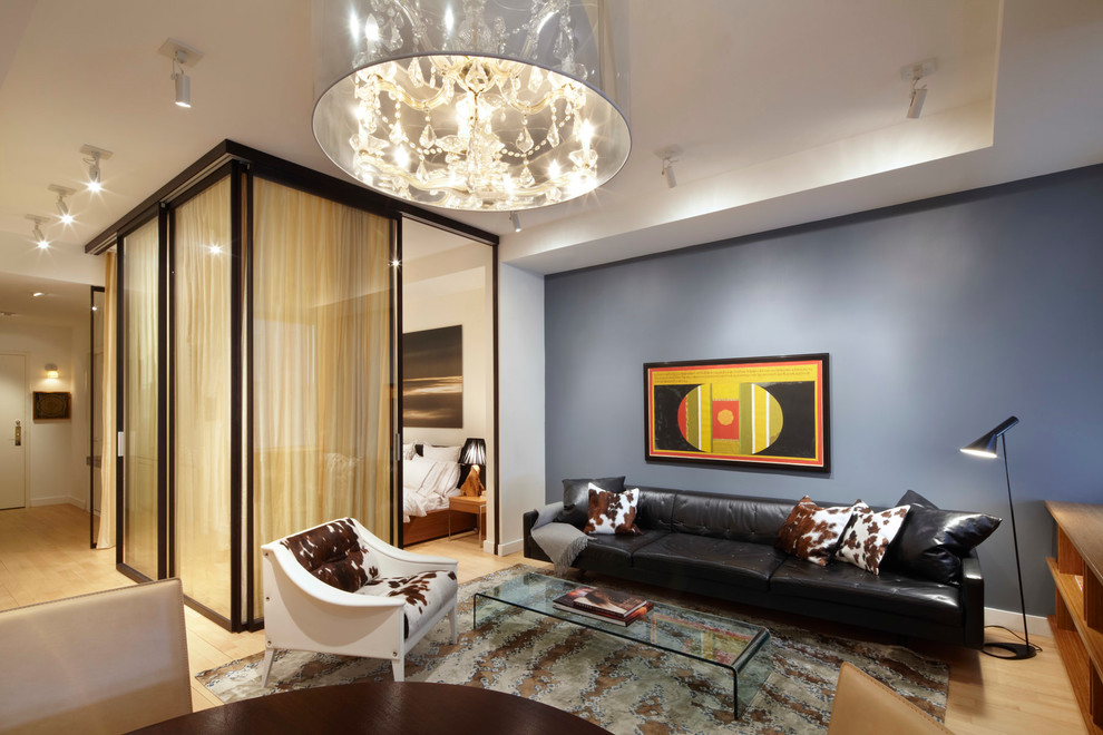 Источник вдохновения для домашнего уюта: открытая гостиная комната в современном стиле с серыми стенами и светлым паркетным полом