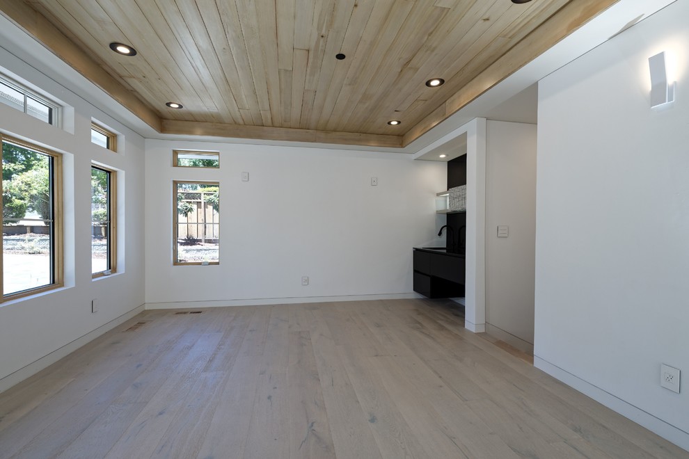 Foto di un soggiorno classico di medie dimensioni e chiuso con angolo bar, pareti bianche e parquet chiaro