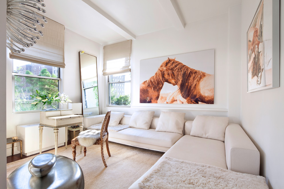 Modelo de sala de estar ecléctica con paredes blancas, suelo de madera oscura y suelo marrón