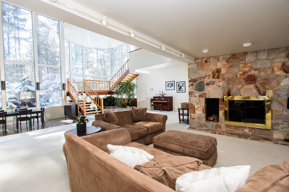 Imagen de sala de estar con rincón musical abierta moderna extra grande con paredes blancas, moqueta, todas las chimeneas y marco de chimenea de piedra