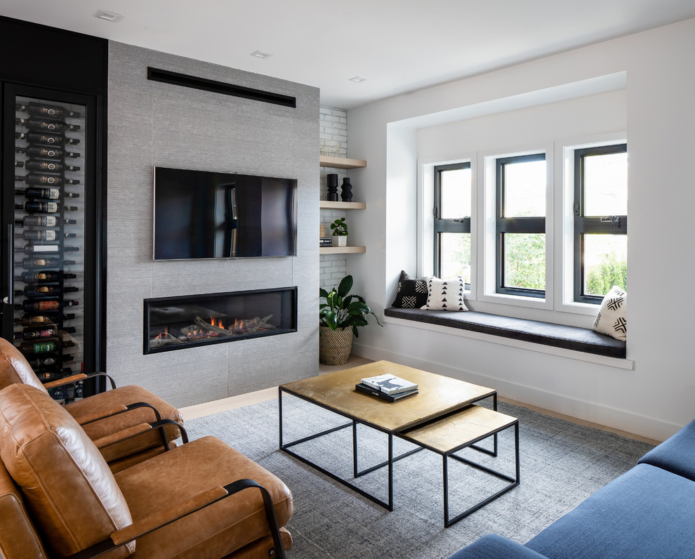 Modelo de sala de estar con barra de bar nórdica con paredes blancas, chimenea lineal y televisor colgado en la pared