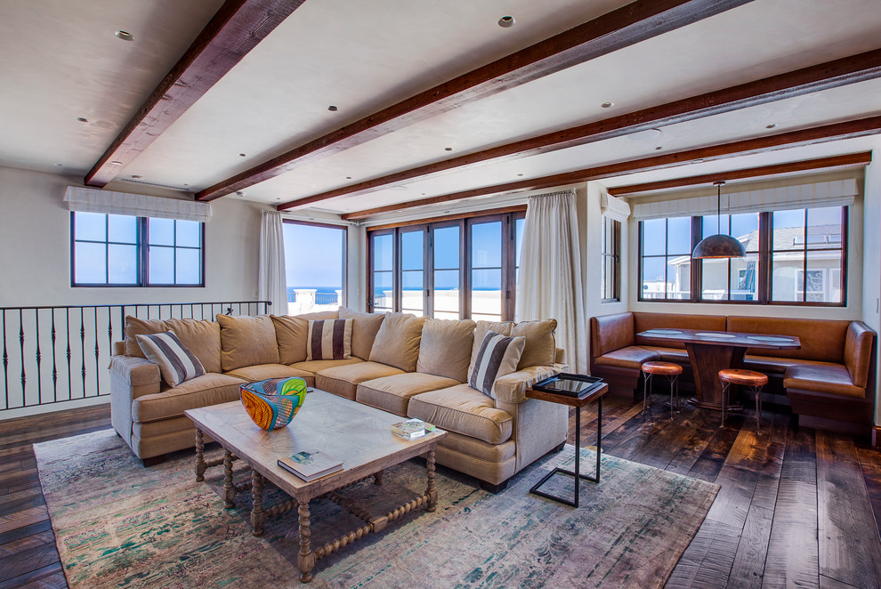 Diseño de sala de estar abierta mediterránea grande con paredes blancas y suelo de madera en tonos medios