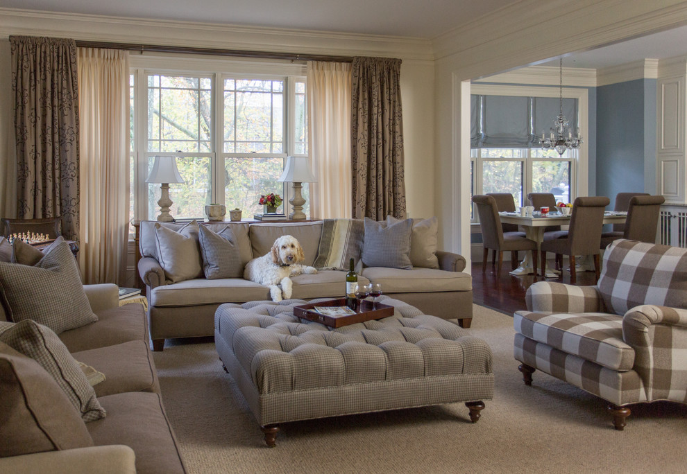 Imagen de sala de estar con biblioteca abierta clásica grande con paredes beige, moqueta y suelo beige