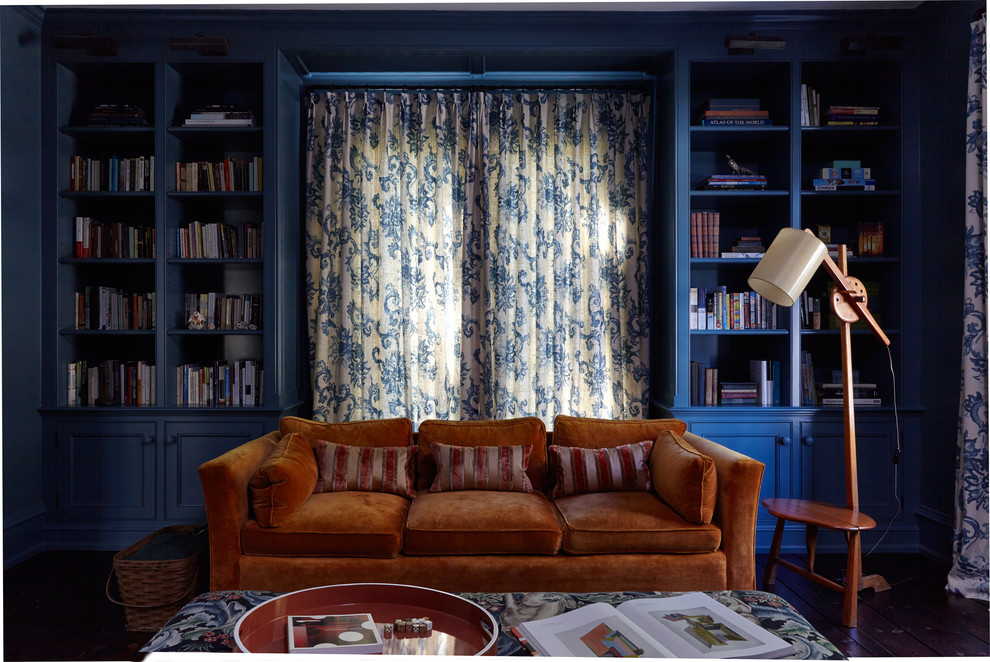 Diseño de sala de estar campestre de tamaño medio con paredes azules y suelo de madera oscura