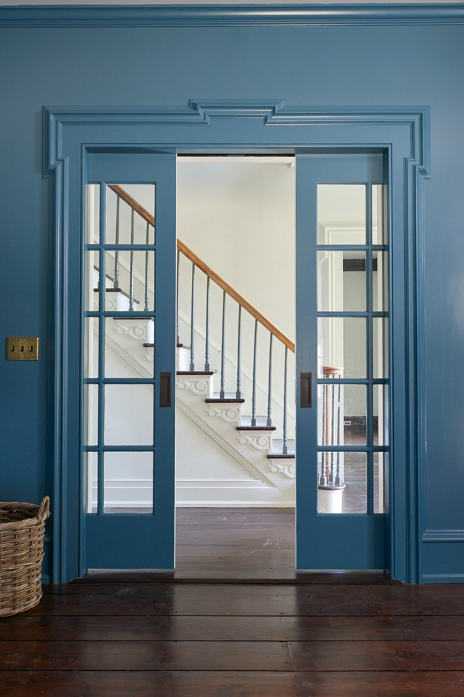Mittelgroßes Landhaus Wohnzimmer mit blauer Wandfarbe und dunklem Holzboden in New York