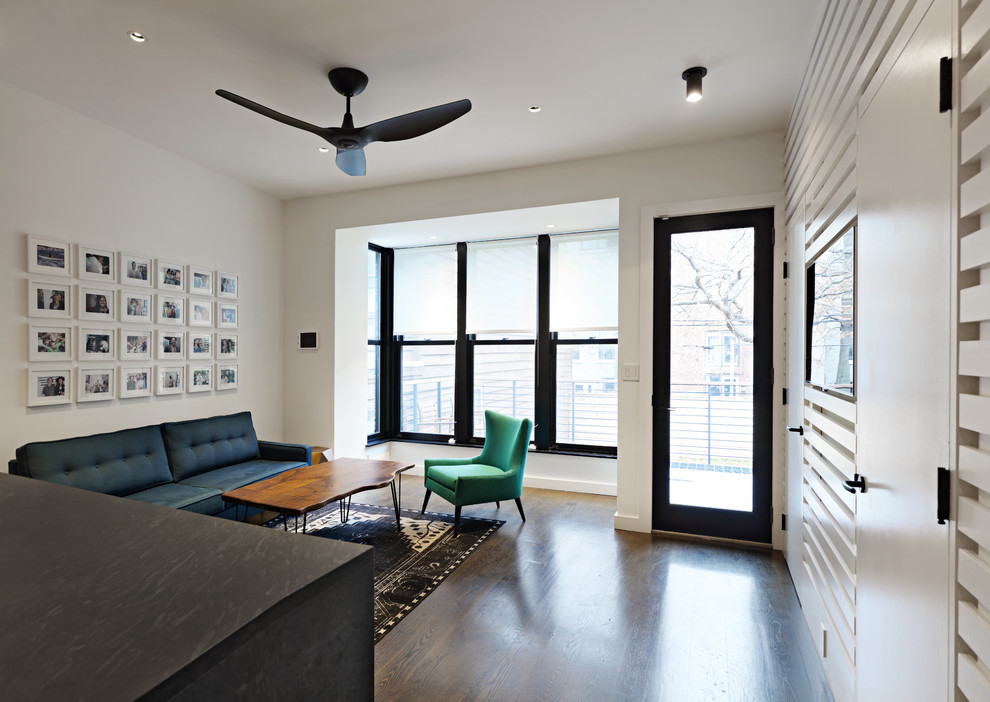 Mittelgroßes, Offenes Modernes Wohnzimmer ohne Kamin mit weißer Wandfarbe, dunklem Holzboden, Multimediawand, braunem Boden und Holzwänden in New York