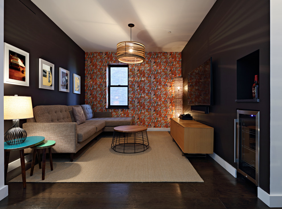 Пример оригинального дизайна: открытая гостиная комната среднего размера в стиле модернизм с темным паркетным полом, телевизором на стене, коричневыми стенами, коричневым полом и обоями на стенах без камина
