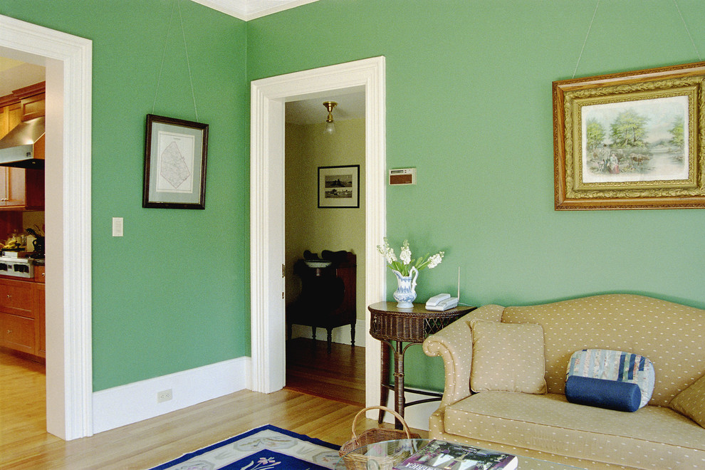 Fernseherloses, Abgetrenntes Klassisches Wohnzimmer ohne Kamin mit grüner Wandfarbe, hellem Holzboden und beigem Boden in Orange County