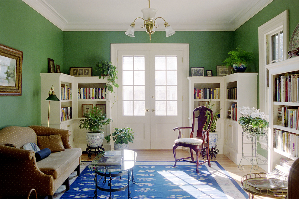 Стильный дизайн: изолированная гостиная комната в викторианском стиле с зелеными стенами, светлым паркетным полом и бежевым полом без камина, телевизора - последний тренд