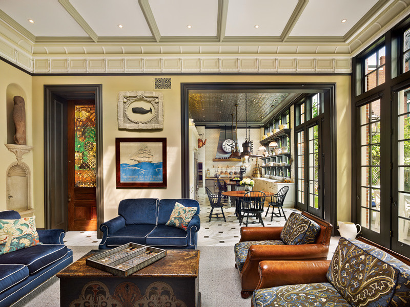 Imagen de sala de estar cerrada tradicional grande con paredes beige, suelo de mármol, pared multimedia y suelo blanco