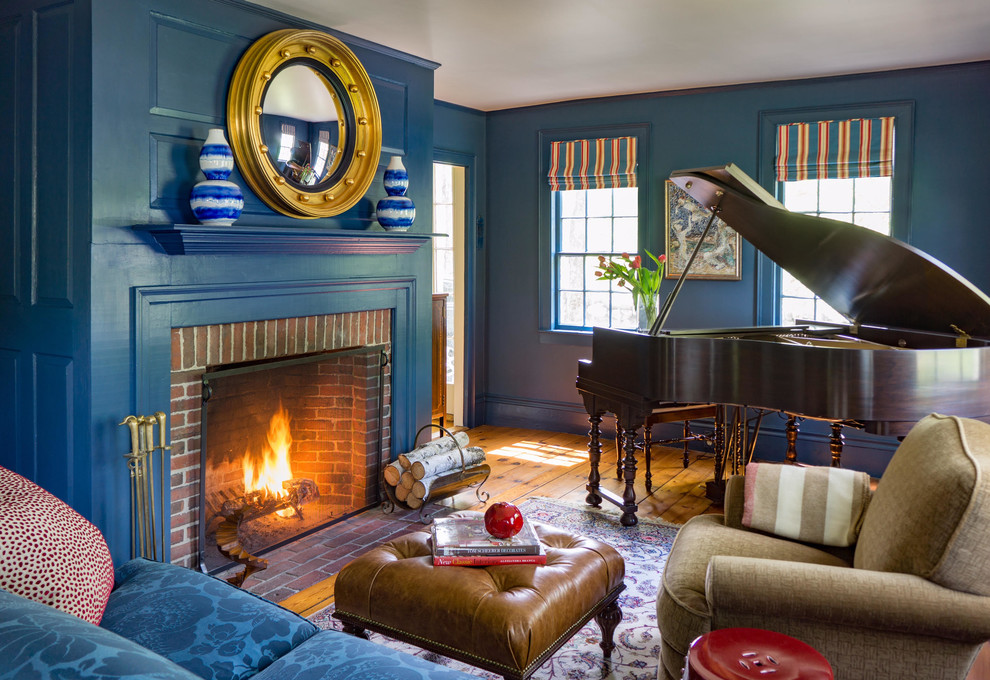 Ejemplo de sala de estar con rincón musical tradicional con paredes azules, suelo de madera en tonos medios, todas las chimeneas y marco de chimenea de ladrillo