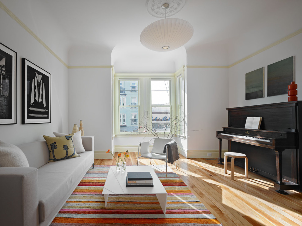 Ejemplo de sala de estar con rincón musical contemporánea grande sin chimenea y televisor con paredes blancas
