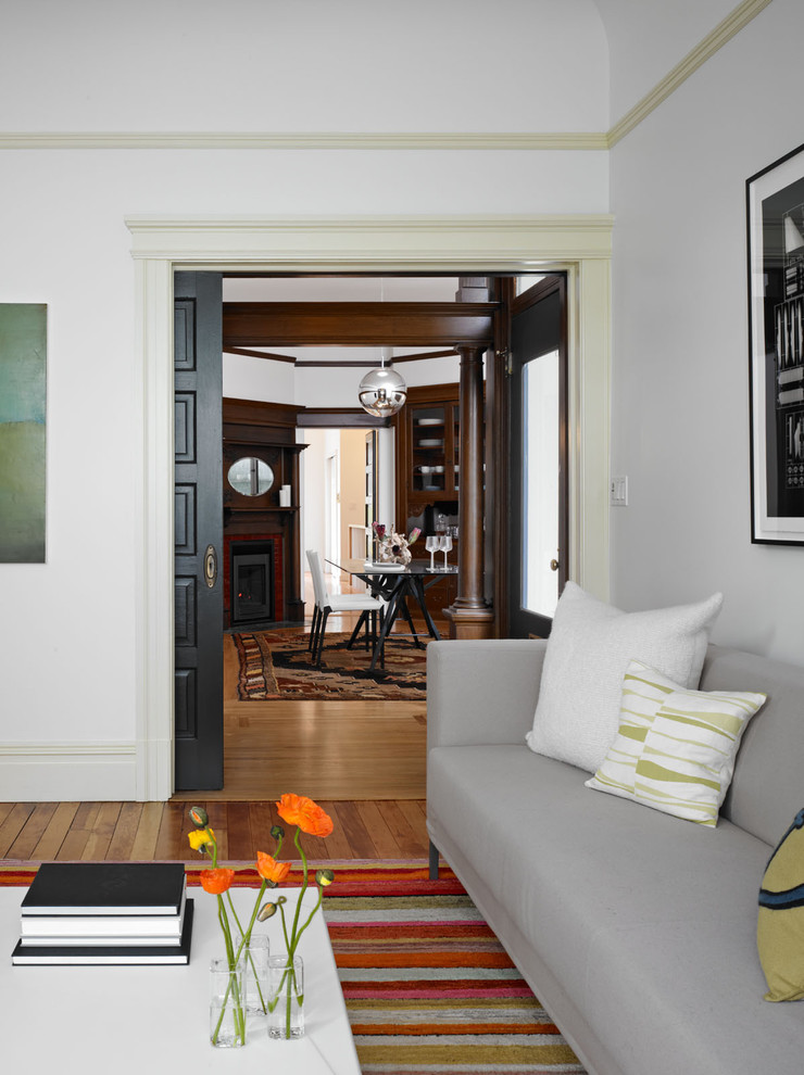 Abgetrenntes, Großes, Fernseherloses Modernes Wohnzimmer ohne Kamin mit weißer Wandfarbe in San Francisco