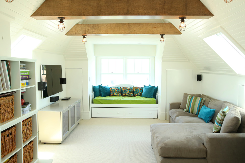 Idee per un soggiorno design con pareti bianche, moquette e TV a parete