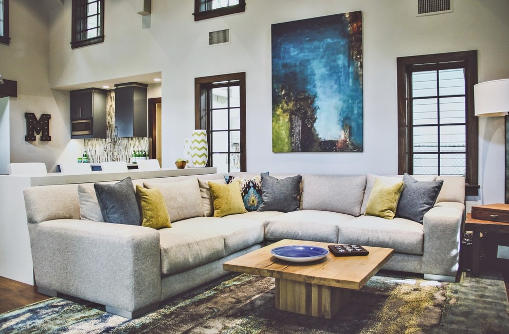 Immagine di un soggiorno minimalista aperto con sala giochi, pareti grigie, pavimento in gres porcellanato, nessun camino e TV a parete