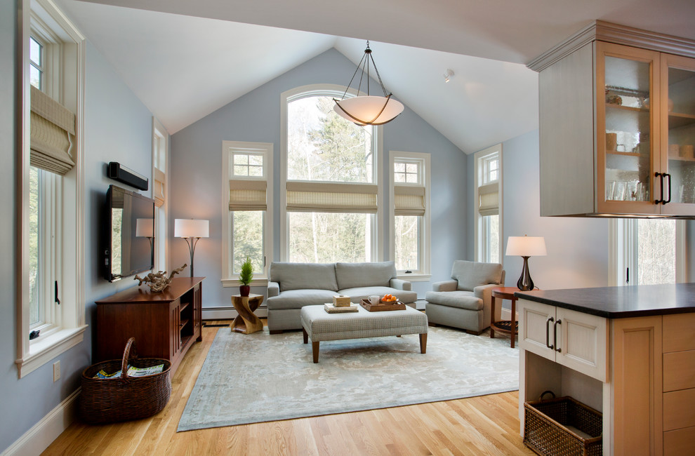 Klassisches Wohnzimmer mit braunem Holzboden, freistehendem TV und blauer Wandfarbe in Boston