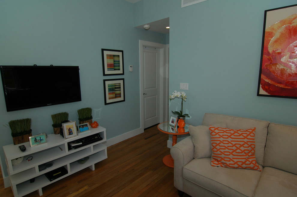 Ejemplo de sala de estar tradicional renovada pequeña con suelo de madera en tonos medios