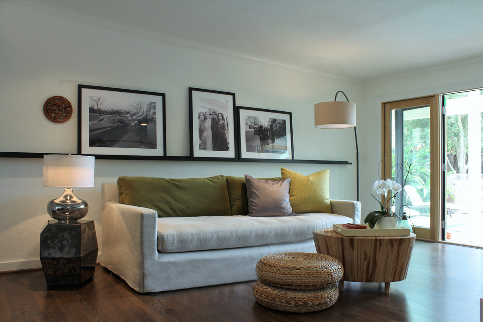 Abgetrenntes, Mittelgroßes Eklektisches Wohnzimmer ohne Kamin mit weißer Wandfarbe, dunklem Holzboden und TV-Wand in Los Angeles