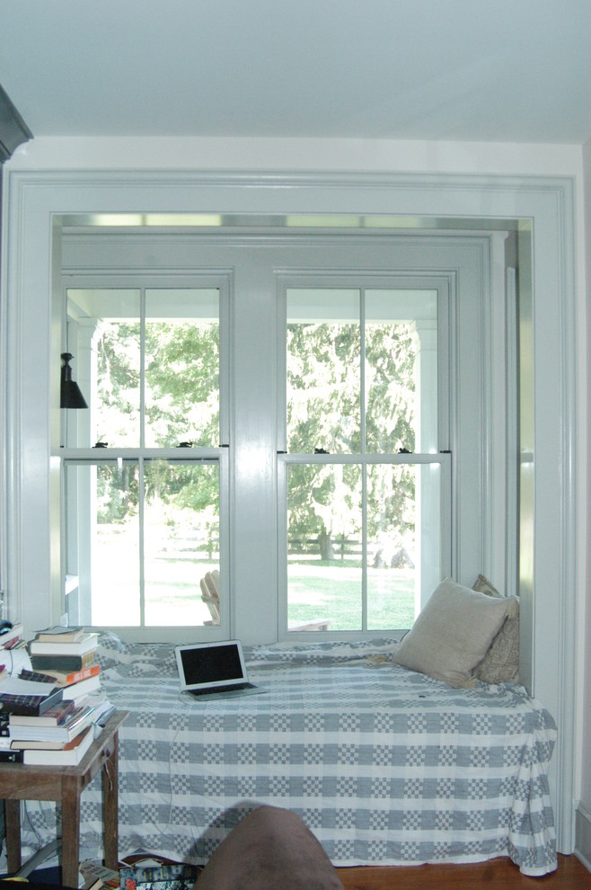 Foto de sala de estar de estilo de casa de campo sin televisor con paredes grises
