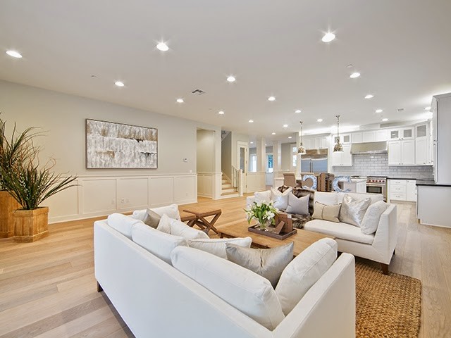 Imagen de sala de estar abierta de estilo de casa de campo grande sin chimenea con paredes grises, suelo de madera clara y suelo marrón