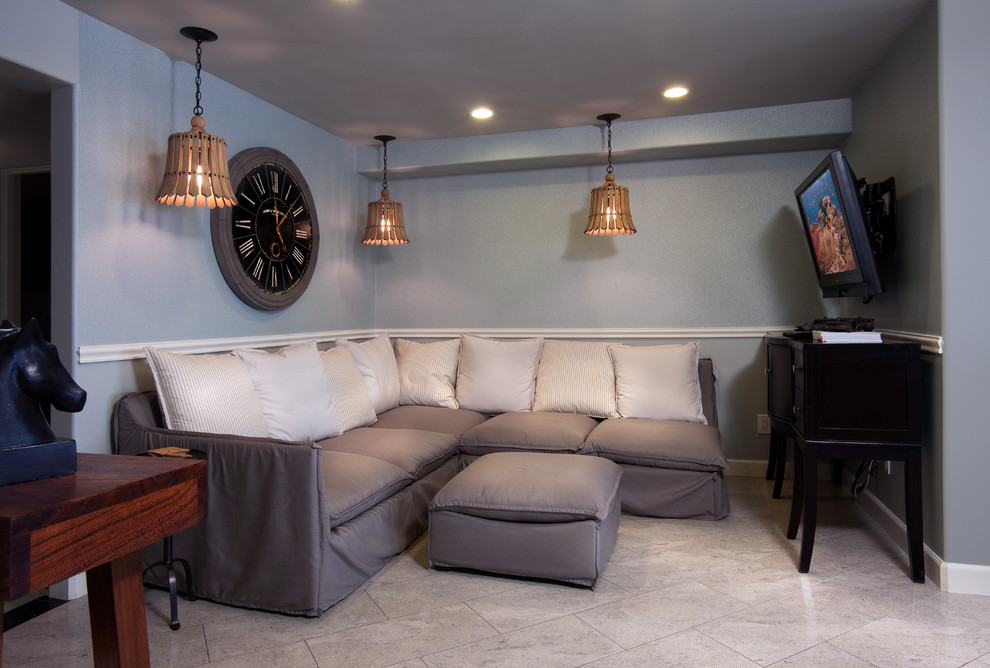 サンディエゴにある中くらいなトランジショナルスタイルのおしゃれな独立型ファミリールーム (青い壁、磁器タイルの床、横長型暖炉、壁掛け型テレビ、グレーの床) の写真