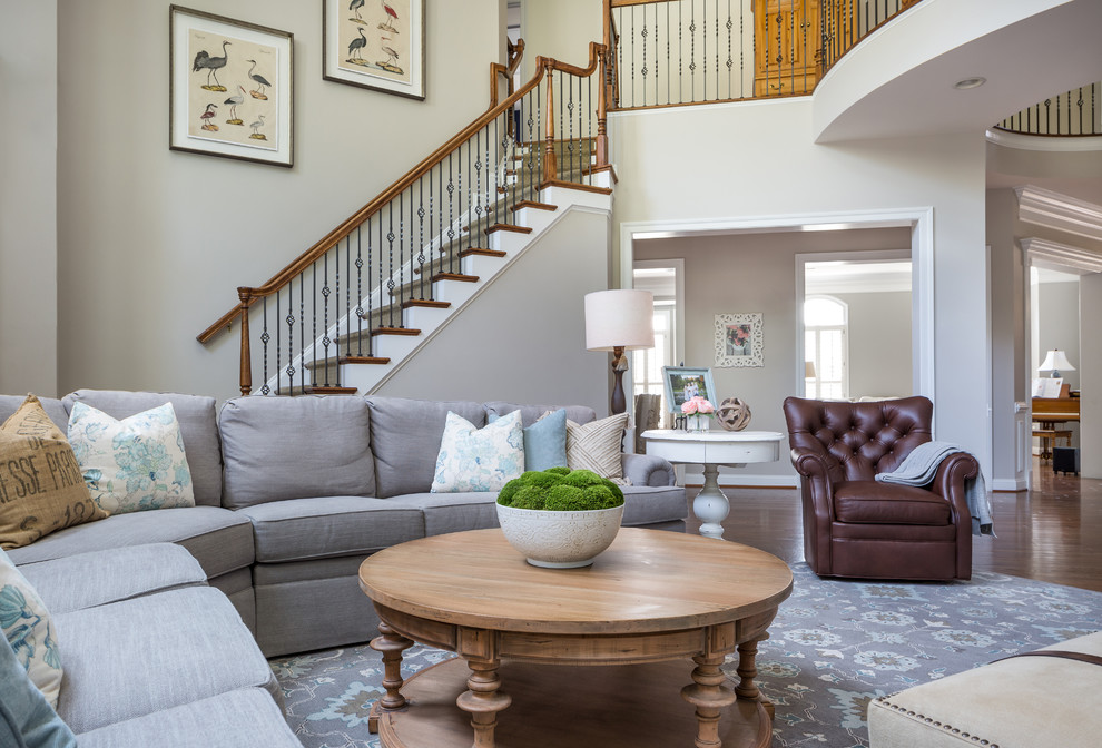 Imagen de sala de estar abierta clásica renovada con paredes beige, suelo de madera oscura, suelo marrón y alfombra