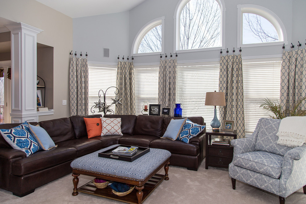 Idee per un grande soggiorno classico chiuso con pareti blu, moquette, nessun camino, pavimento beige e tappeto