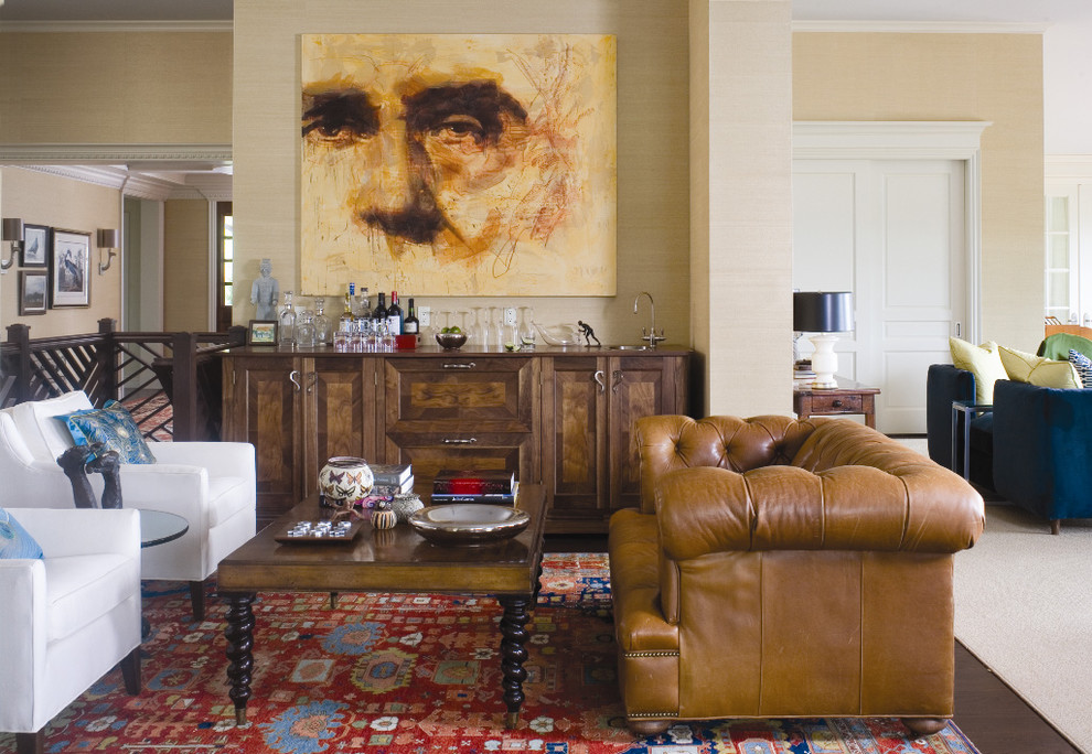 Modelo de salón abierto clásico con paredes beige y alfombra