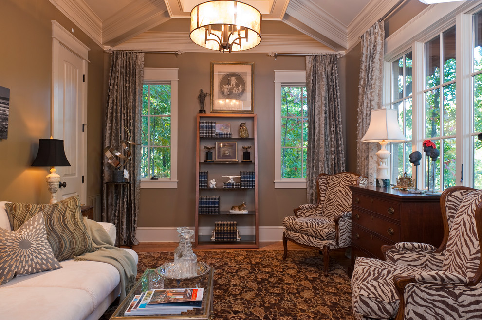 Свежая идея для дизайна: изолированная гостиная комната в классическом стиле с с книжными шкафами и полками и коричневыми стенами - отличное фото интерьера