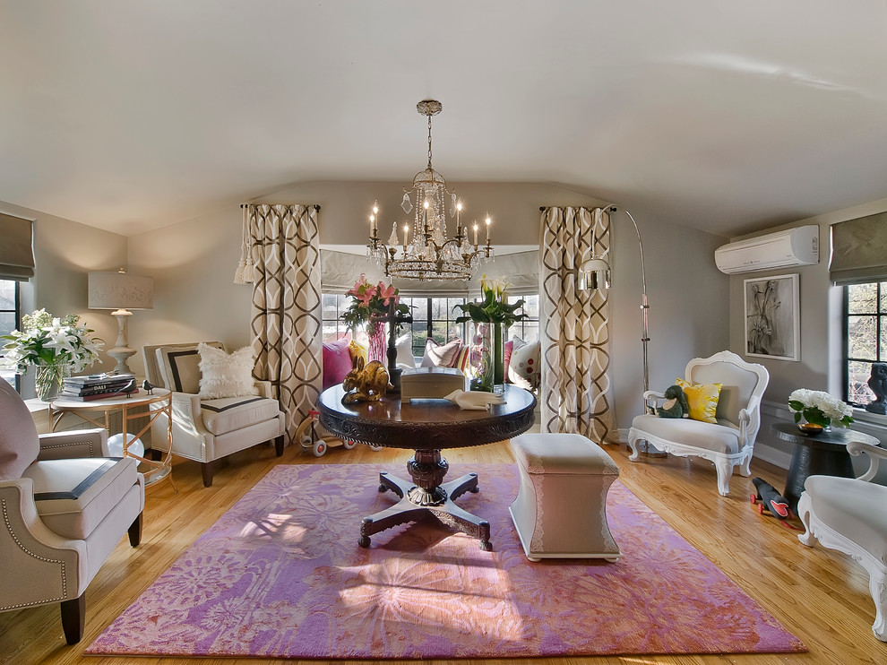 Immagine di un soggiorno classico chiuso con pareti beige e pavimento in legno massello medio