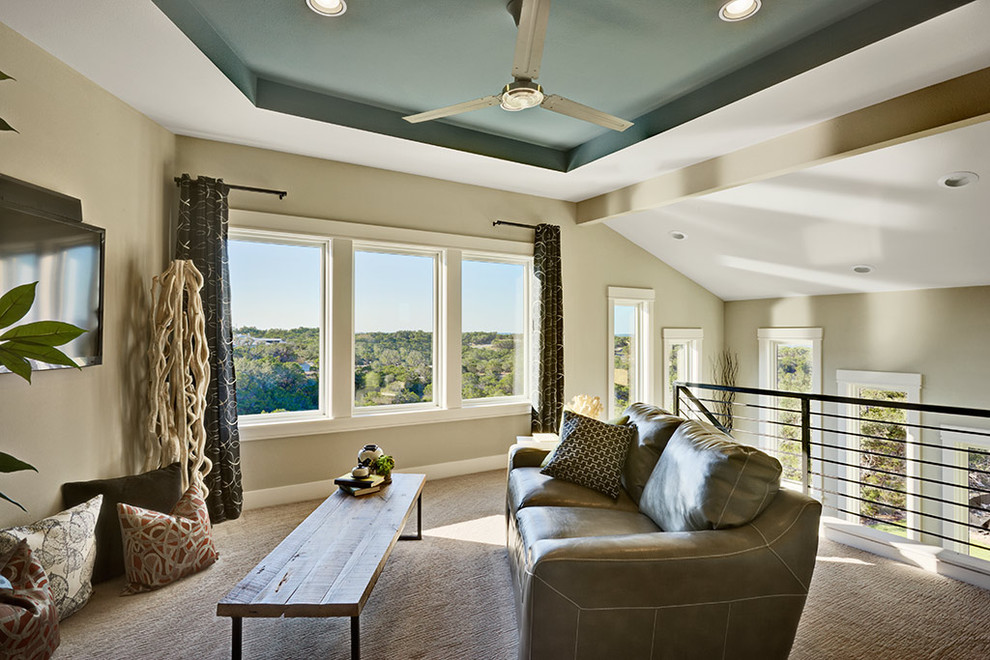 Foto di un soggiorno minimal stile loft con pareti beige, moquette e TV a parete