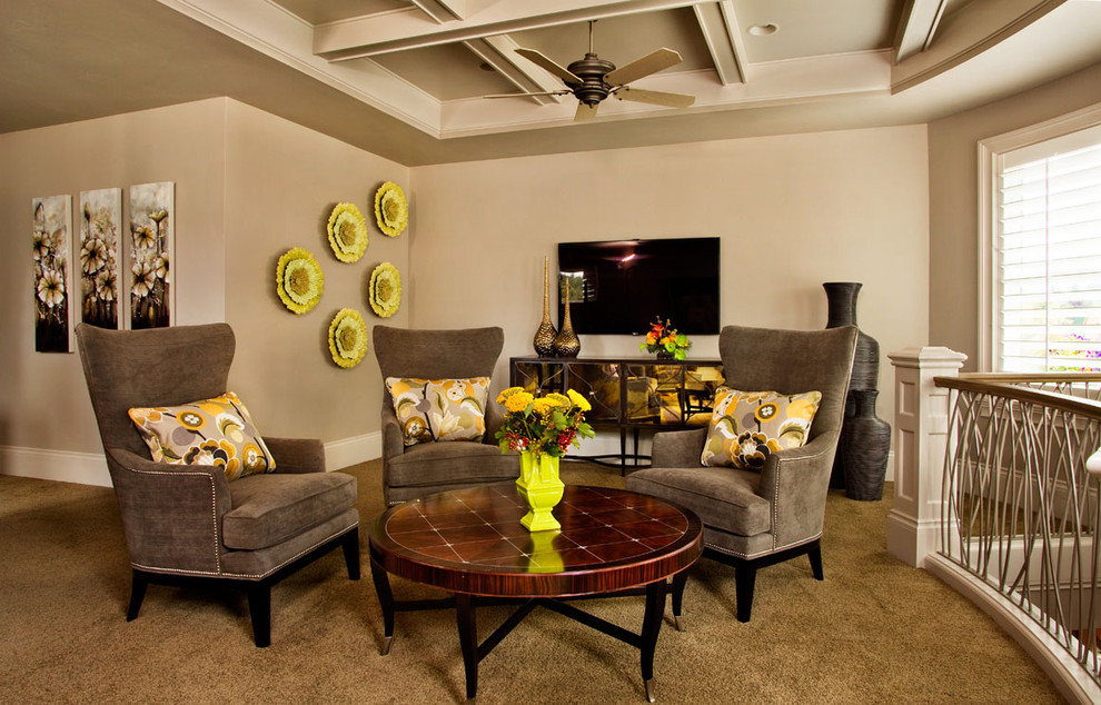 Diseño de sala de estar tipo loft tradicional con paredes beige, moqueta y televisor colgado en la pared
