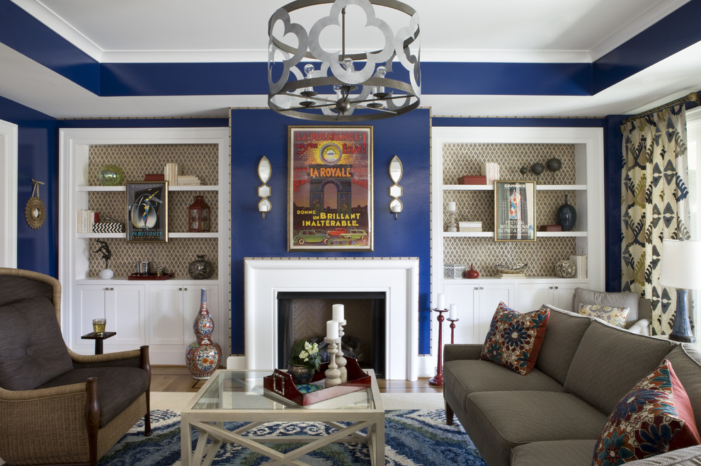 Réalisation d'un salon tradition de taille moyenne et fermé avec un mur bleu, un sol en bois brun, une cheminée standard, aucun téléviseur et un sol marron.