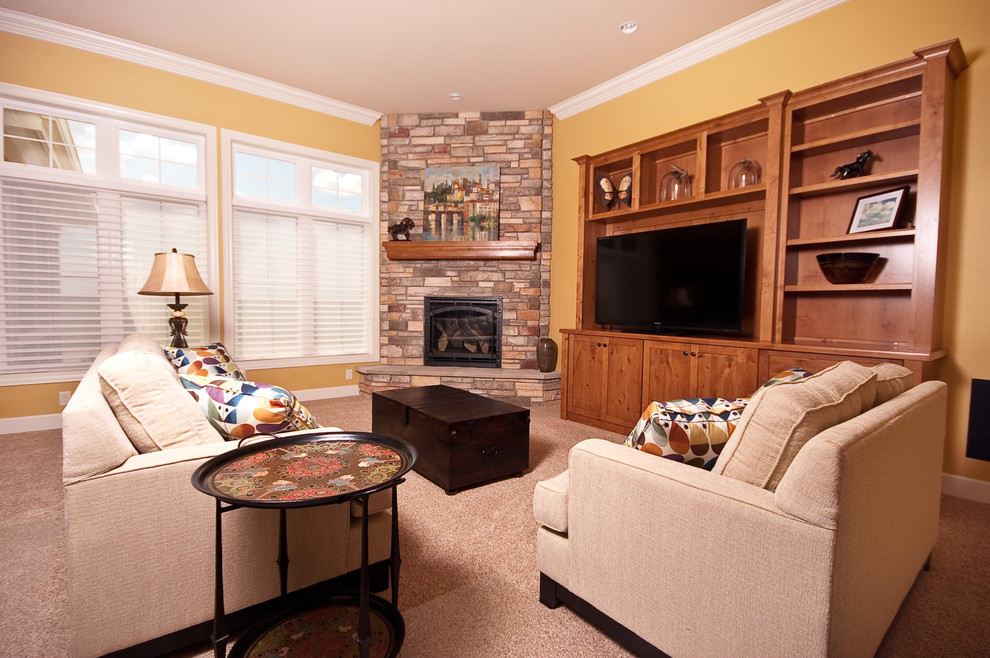 Идея дизайна: гостиная комната в классическом стиле с желтыми стенами, ковровым покрытием, угловым камином, фасадом камина из камня, мультимедийным центром и ковром на полу