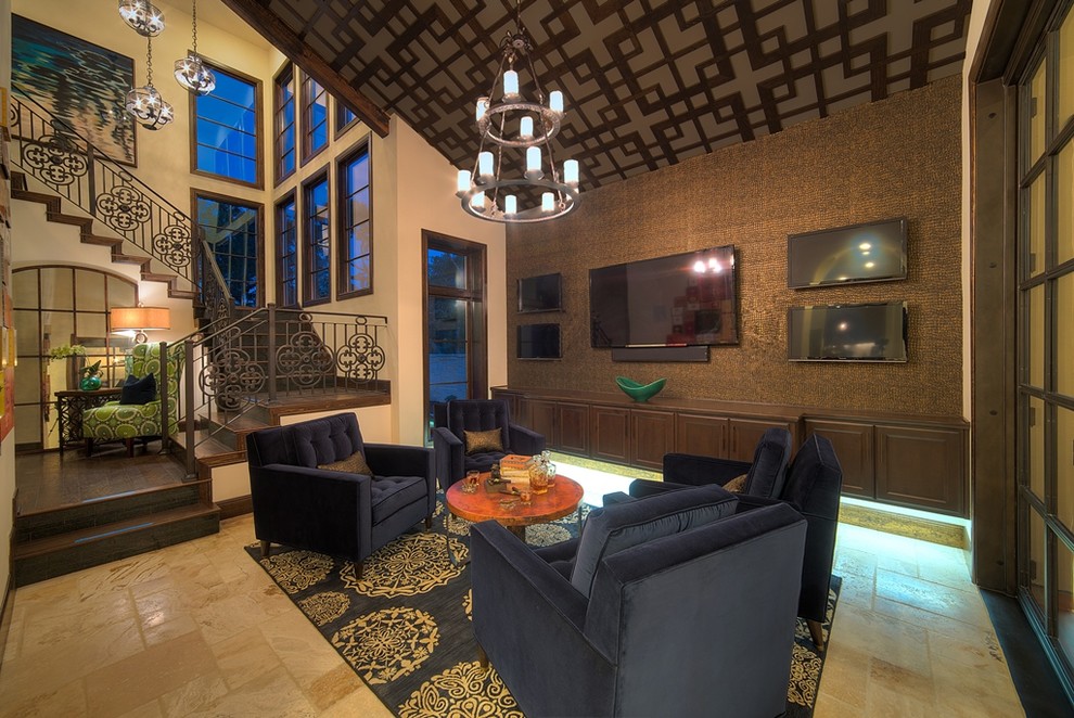 Immagine di un soggiorno mediterraneo aperto e di medie dimensioni con pareti marroni, TV a parete, pavimento in travertino, pavimento beige e tappeto